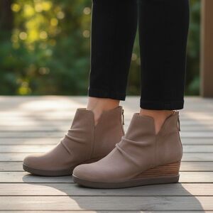 Dansko Stephanie Womens 7.5 - 8 Back-Zip Waterproof Suede Wedge Boots Taupe 38